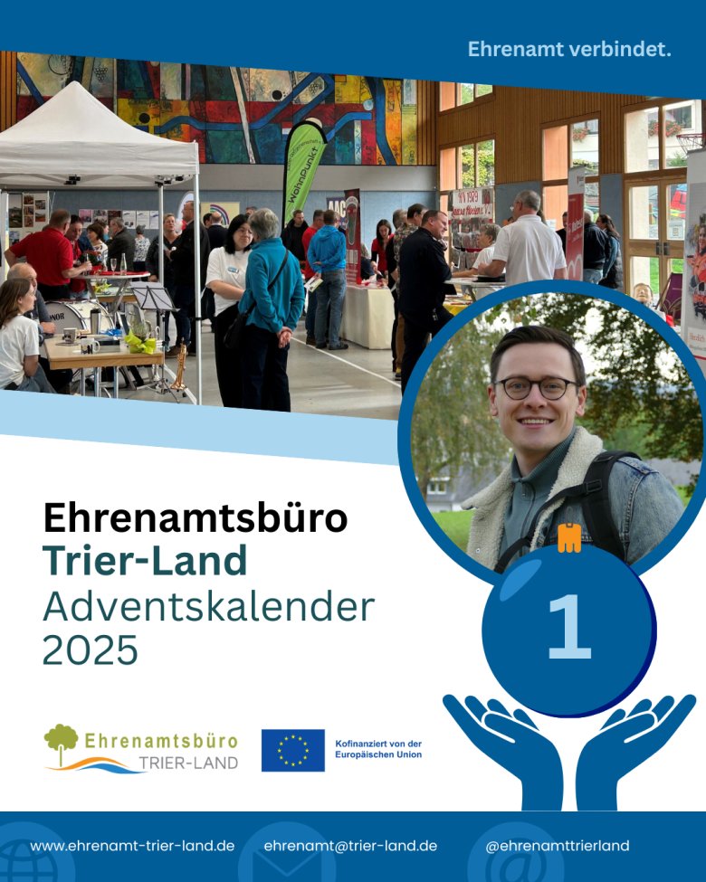 Titelseite des Adventskalenders des Ehrenamtsbüros Trier-Land mit einer Veranstaltungsszene, einem Porträtfoto und einer großen Weihnachtskugel mit der Zahl 1.