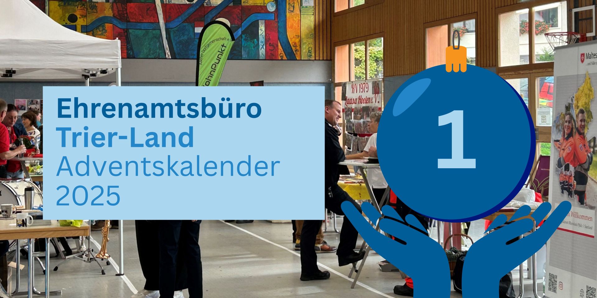 Titelfolie des Adventskalenders des Ehrenamtsbüros Trier-Land mit einer Veranstaltungsszene und einer großen Weihnachtskugel mit der Zahl 1.