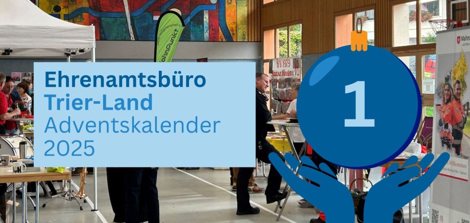 Titelfolie des Adventskalenders des Ehrenamtsbüros Trier-Land mit einer Veranstaltungsszene und einer großen Weihnachtskugel mit der Zahl 1.