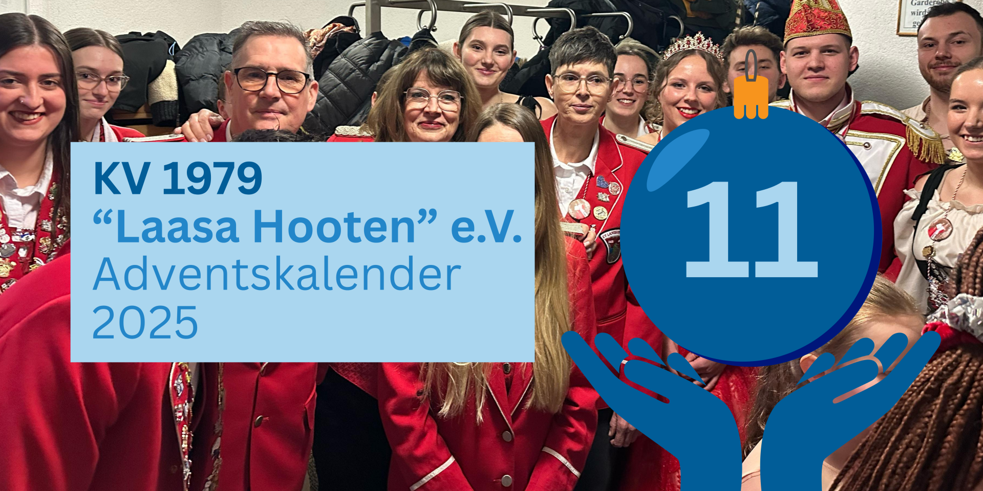 Gruppenfoto des KV 1979 "Laasa Hooten" e.V.: Mehrere Vereinsmitglieder in roten Uniformen stehen eng zusammen und lächeln in die Kmaera. Links im Bild liegt ein hellblaues Textfeld mit "KV 1979 Laasa Hootene.V. - Adventskalender 2025". Rechts ist eine große blaue Wiehnachtskugel mit der Zahl 11 zu sehen, die von zwei stilisierten Händen gehalten wird. 