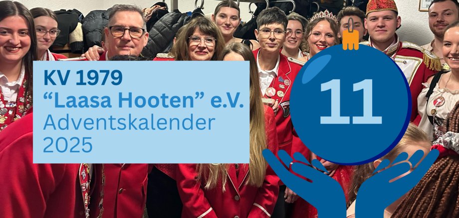 Gruppenfoto des KV 1979 "Laasa Hooten" e.V.: Mehrere Vereinsmitglieder in roten Uniformen stehen eng zusammen und lächeln in die Kmaera. Links im Bild liegt ein hellblaues Textfeld mit "KV 1979 Laasa Hootene.V. - Adventskalender 2025". Rechts ist eine große blaue Wiehnachtskugel mit der Zahl 11 zu sehen, die von zwei stilisierten Händen gehalten wird. 