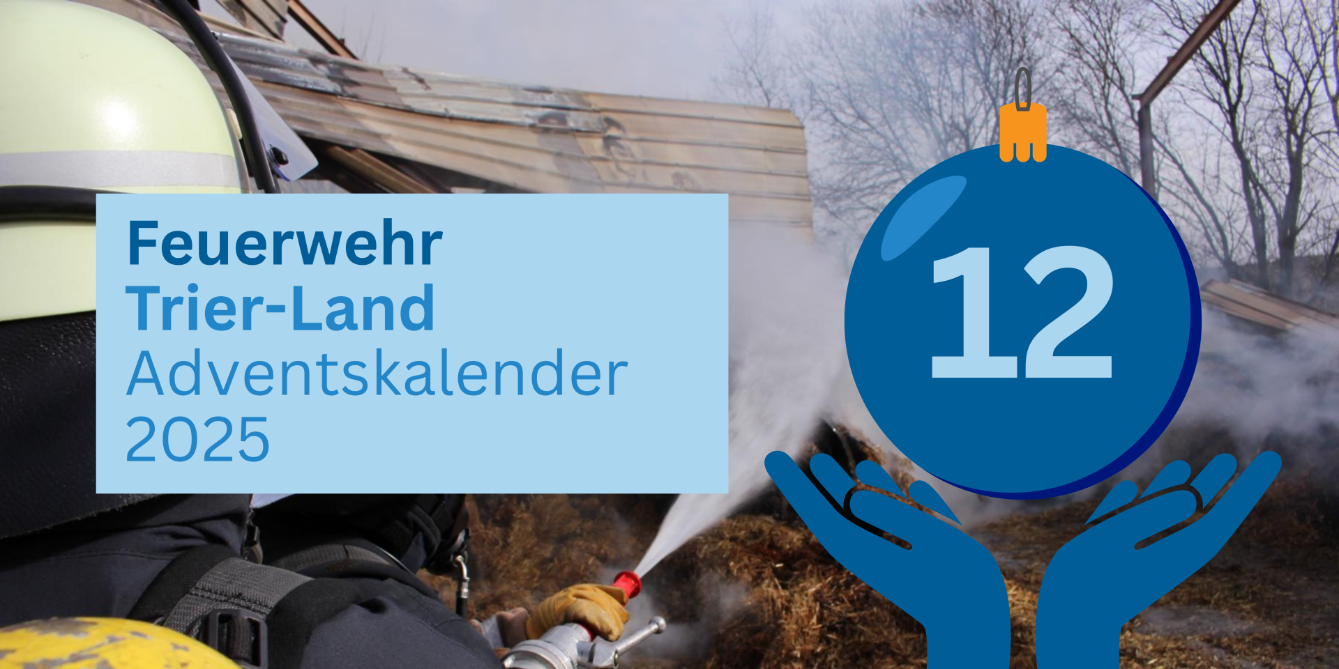 Adventskalender 2025, Tag 12: Bild zeigt einen Feuerwehrmann mit Helm, der mit einem Schlauch einen Brand bekämpft. Im Hintergrund ist ein Gebäude sichtbar, das beschädigt zu sein scheint. Der Adventskalender zeigt das Logo der Feuerwehr Trier-Land sowie die Zahl '12'.