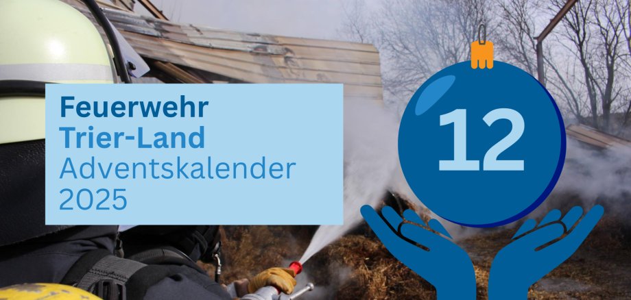 Adventskalender 2025, Tag 12: Bild zeigt einen Feuerwehrmann mit Helm, der mit einem Schlauch einen Brand bekämpft. Im Hintergrund ist ein Gebäude sichtbar, das beschädigt zu sein scheint. Der Adventskalender zeigt das Logo der Feuerwehr Trier-Land sowie die Zahl '12'.
