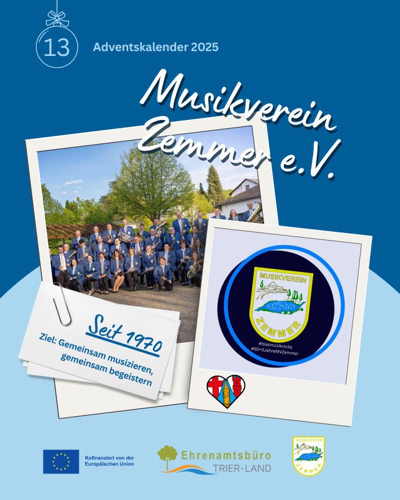Grafik des Adventskalenders 2025 mit der Nummer 13. Auf dunkelblauem Hintergrund liegen zwei Polaroid-Bilder: Links ein Gruppenfoto des Musikvereins Zemmer, darunter ein Zettel mit der Aufschrift „Seit 1970 – Ziel: Gemeinsam musizieren, gemeinsam begeistern“. Rechts ein Bild mit dem Vereinslogo und Hashtags. Unten befinden sich Logos der Europäischen Union, des Ehrenamtsbüros Trier-Land und des Musikvereins.
