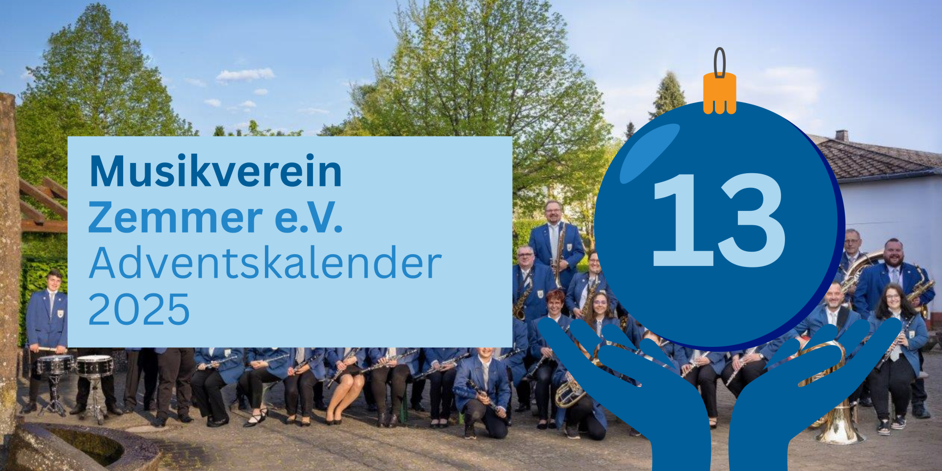 Breite Grafik mit einem Gruppenfoto des Musikvereins Zemmer in blauen Uniformen im Hintergrund. Links befindet sich ein hellblauer Textblock mit der Aufschrift „Musikverein Zemmer e.V. – Adventskalender 2025“. Rechts ist eine große dunkelblaue Weihnachtskugel mit der Zahl 13 zu sehen, die von zwei stilisierten Händen gehalten wird.