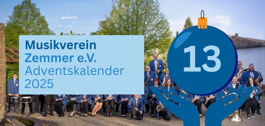 Breite Grafik mit einem Gruppenfoto des Musikvereins Zemmer in blauen Uniformen im Hintergrund. Links befindet sich ein hellblauer Textblock mit der Aufschrift „Musikverein Zemmer e.V. – Adventskalender 2025“. Rechts ist eine große dunkelblaue Weihnachtskugel mit der Zahl 13 zu sehen, die von zwei stilisierten Händen gehalten wird.
