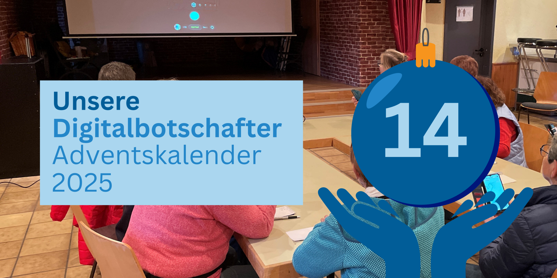Grafik des Adventskalenders 2025 mit der Nummer 14. Im Hintergrund ist eine Gruppe von Senioren zu sehen, die an einem Tablet-Kurs teilnehmen, mit einem Projektor im Hintergrund, der eine Anleitung zeigt. Der Textblock auf der linken Seite lautet „Unsere Digitalbotschafter – Adventskalender 2025“ und wird von einer blauen Weihnachtskugel mit der Zahl „14“ in der Mitte begleitet. Der Textbereich wird von zwei stilisierten Händen gehalten.