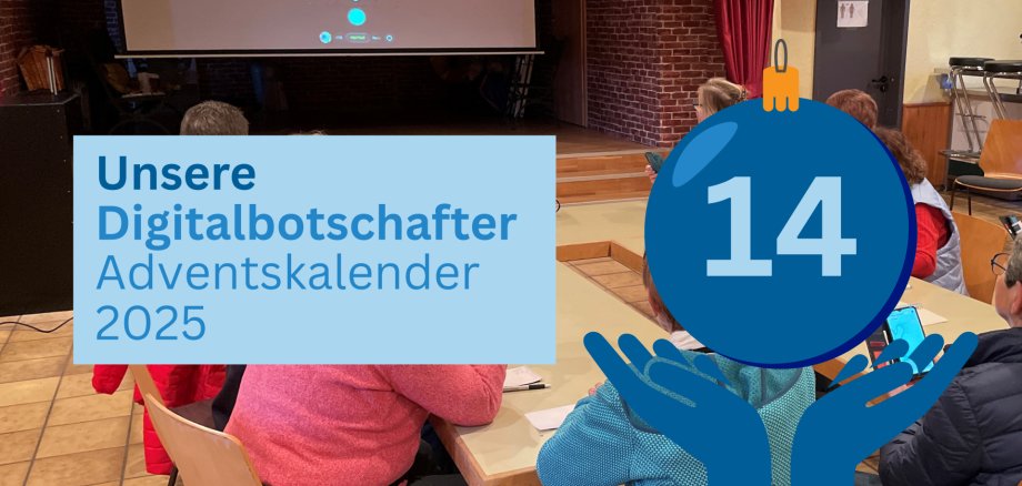 Grafik des Adventskalenders 2025 mit der Nummer 14. Im Hintergrund ist eine Gruppe von Senioren zu sehen, die an einem Tablet-Kurs teilnehmen, mit einem Projektor im Hintergrund, der eine Anleitung zeigt. Der Textblock auf der linken Seite lautet „Unsere Digitalbotschafter – Adventskalender 2025“ und wird von einer blauen Weihnachtskugel mit der Zahl „14“ in der Mitte begleitet. Der Textbereich wird von zwei stilisierten Händen gehalten.