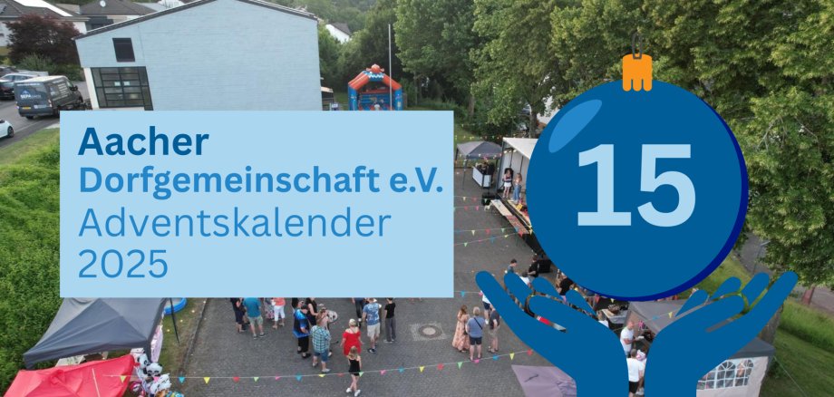 Grafik des Adventskalenders 2025 mit der Nummer 15. Im Hintergrund ist eine Luftaufnahme eines Dorffestes mit vielen Besucherinnen und Besuchern, Zelten und einer Bühne zu sehen. Links befindet sich ein hellblauer Textblock mit der Aufschrift „Aacher Dorfgemeinschaft e. V. – Adventskalender 2025“. Rechts wird eine große blaue Weihnachtskugel mit der Zahl 15 von zwei stilisierten Händen gehalten.