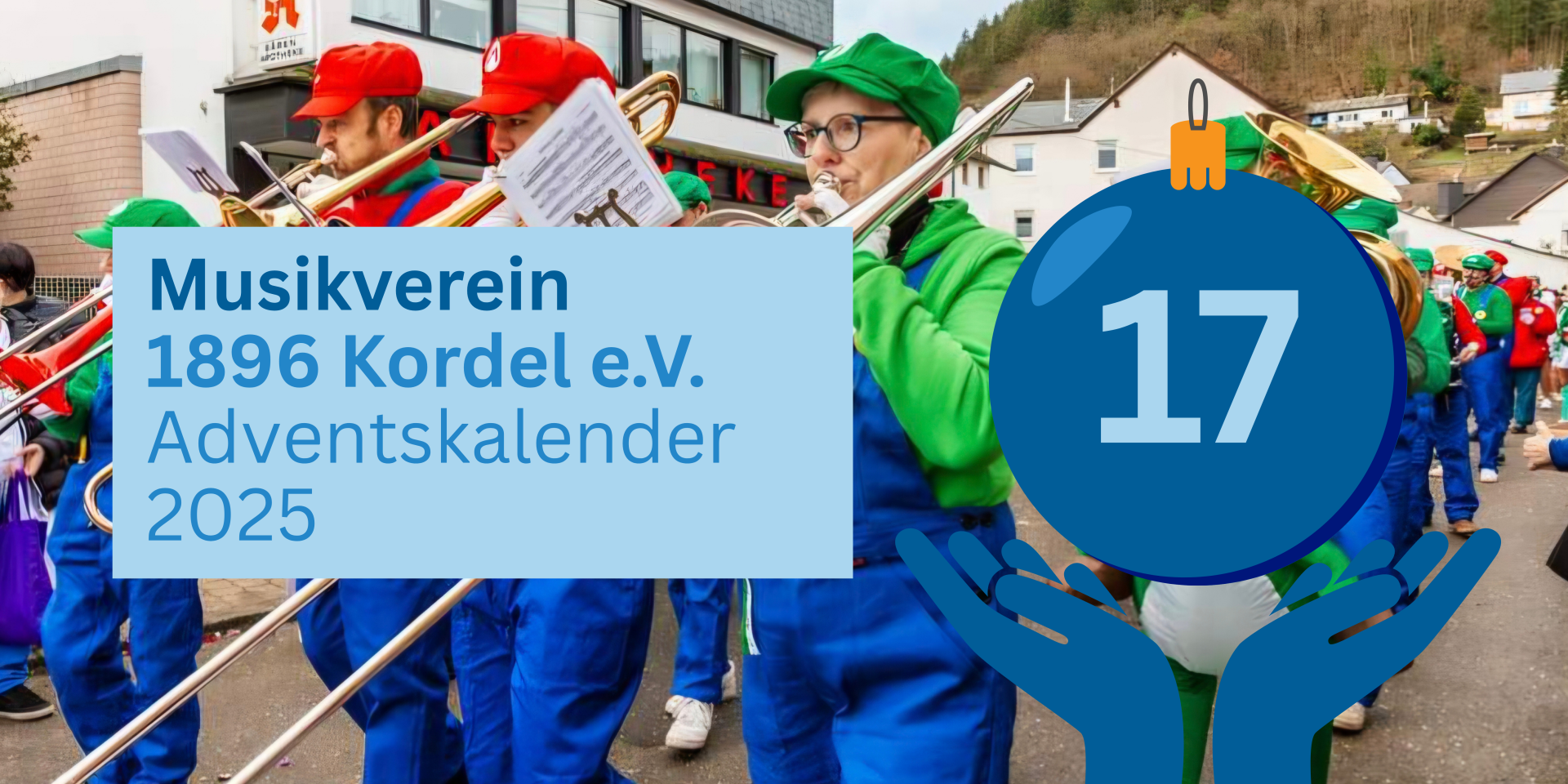 Grafik des Adventskalenders 2025 mit der Nummer 17. Im Hintergrund ist ein Musikzug mit Musikerinnen und Musikern in farbigen Kostümen bei einem Umzug zu sehen. Links befindet sich ein hellblauer Textblock mit der Aufschrift „Musikverein 1896 Kordel e. V. – Adventskalender 2025“. Rechts ist eine blaue Weihnachtskugel mit der Zahl 17 dargestellt, die von zwei stilisierten Händen gehalten wird.