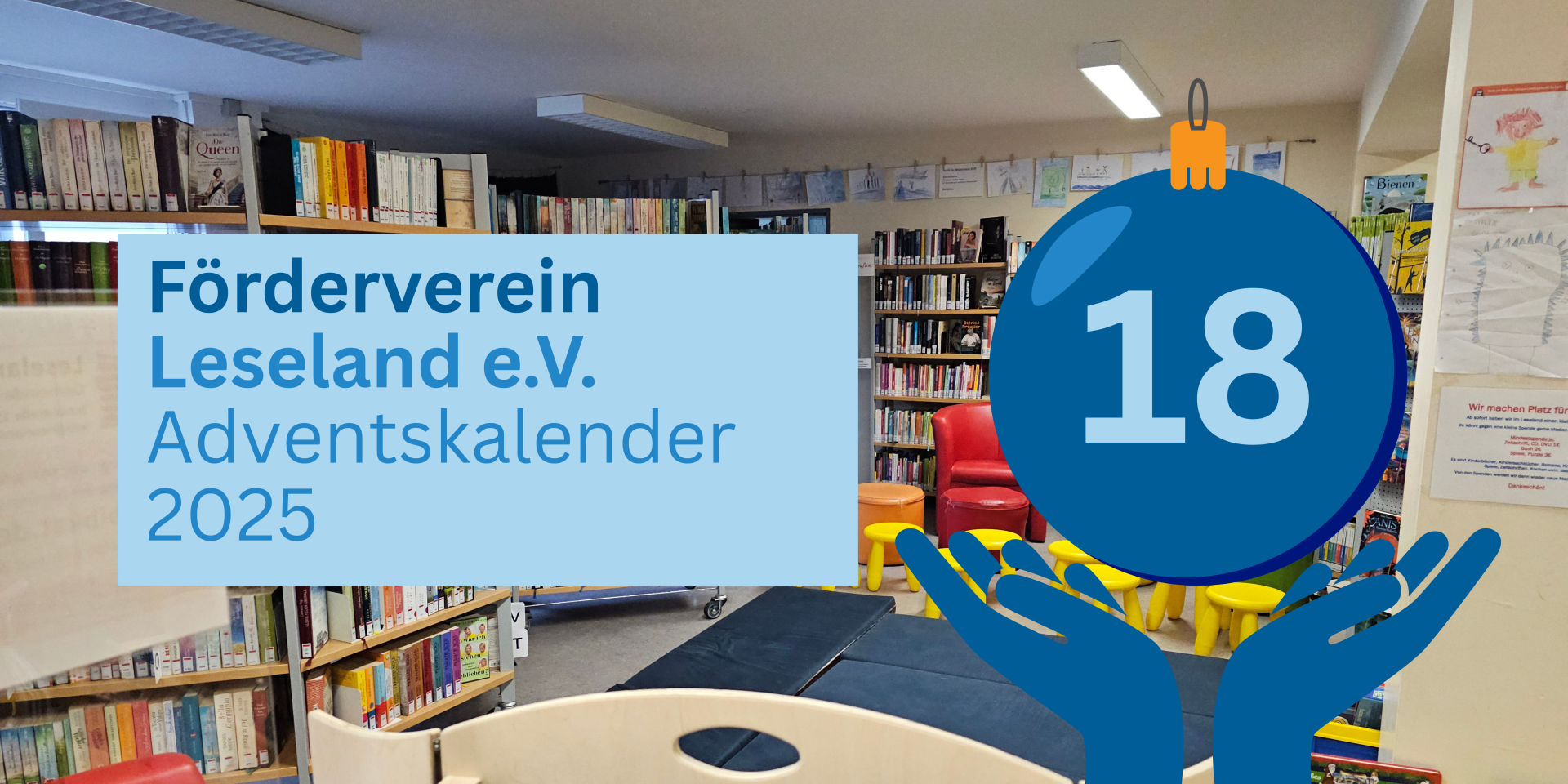 Adventskalender 2025 des Fördervereins Leseland e. V., Türchen 18. Hintergrundfoto der Bibliothek Leseland Trierweiler mit Bücherregalen und Sitzmöbeln. Grafische Darstellung einer blauen Weihnachtskugel mit der Zahl 18, die von stilisierten Händen gehalten wird.