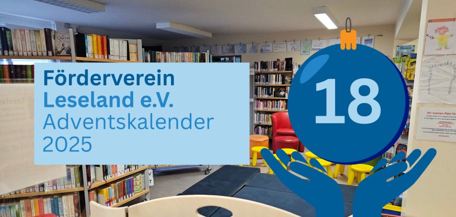 Adventskalender 2025 des Fördervereins Leseland e. V., Türchen 18. Hintergrundfoto der Bibliothek Leseland Trierweiler mit Bücherregalen und Sitzmöbeln. Grafische Darstellung einer blauen Weihnachtskugel mit der Zahl 18, die von stilisierten Händen gehalten wird.