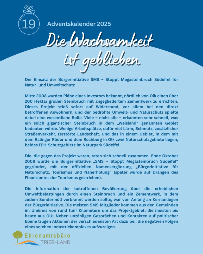 Grafik zum Adventskalender 2025, Türchen 19. Überschrift ‚Die Wachsamkeit ist geblieben‘. Text schildert die Entstehung der Bürgerinitiative SMS im Jahr 2008 aus Protest gegen einen geplanten Megasteinbruch und ein Zementwerk. Beschrieben werden Umweltbedenken, Bürgerengagement und politische Aktivitäten zum Schutz von Natur und Lebensqualität in der Region Südeifel.