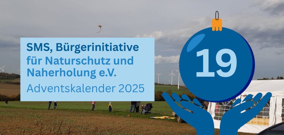 Titelgrafik zum Adventskalender 2025 der Bürgerinitiative SMS. Eine große blaue Weihnachtskugel mit der Zahl 19 wird von stilisierten Händen gehalten. Links steht der Text ‚SMS, Bürgerinitiative für Naturschutz und Naherholung e. V. Adventskalender 2025‘. Im Hintergrund sind eine Landschaft mit Windrädern, Menschen auf einer Wiese und ein Zelt zu sehen.