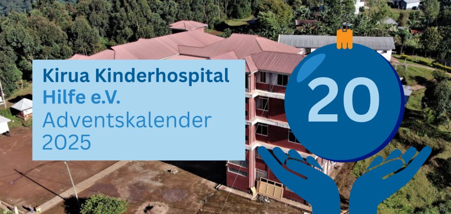 Titelgrafik zum Adventskalender 2025 von Kirua Kinderhospital Hilfe e. V. Eine große blaue Weihnachtskugel mit der Zahl 20 wird von zwei stilisierten Händen gehalten. Links steht der Text ‚Kirua Kinderhospital Hilfe e. V. Adventskalender 2025‘. Im Hintergrund ist das Krankenhausgebäude in Kirua aus der Vogelperspektive zu sehen.