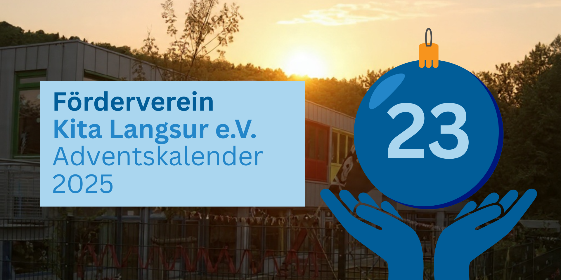 Titelgrafik zum Adventskalender 2025 des Fördervereins Kita Langsur e. V. Eine große blaue Weihnachtskugel mit der Zahl 23 wird von zwei stilisierten Händen gehalten. Links steht der Text ‚Förderverein Kita Langsur e. V. Adventskalender 2025‘, im Hintergrund ist das Kita-Gebäude bei Sonnenuntergang zu sehen.