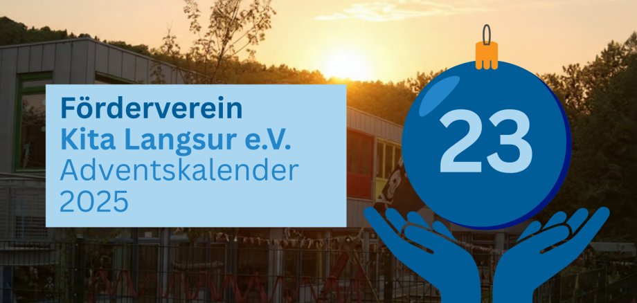 Titelgrafik zum Adventskalender 2025 des Fördervereins Kita Langsur e. V. Eine große blaue Weihnachtskugel mit der Zahl 23 wird von zwei stilisierten Händen gehalten. Links steht der Text ‚Förderverein Kita Langsur e. V. Adventskalender 2025‘, im Hintergrund ist das Kita-Gebäude bei Sonnenuntergang zu sehen.