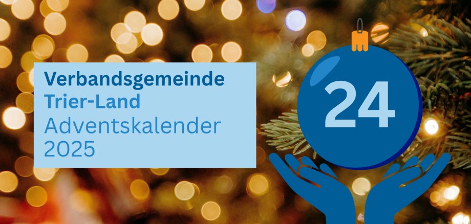 Titelbild Adventskalender 2025 der Verbandsgemeinde Trier-Land. Hintergrund mit weihnachtlichen Lichtern und Tannenzweigen. Grafische Darstellung einer blauen Weihnachtskugel mit der Zahl 24, gehalten von stilisierten Händen. Text: ‚Verbandsgemeinde Trier-Land Adventskalender 2025‘.