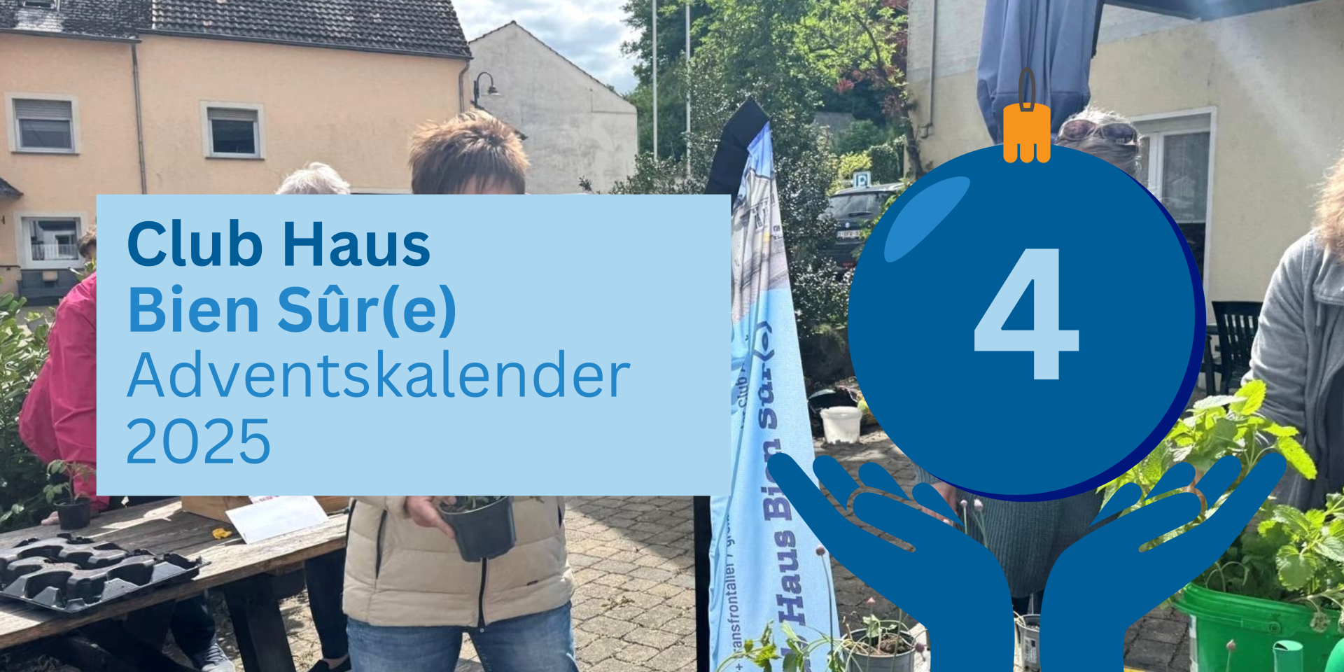 Titelbild zum 4. Türchen. Rechts ein Kugel mit einer 4 abgebildet. Links steht der Text "Club Haus Bien Sûr(e)" und "Adventskalender 2025". In Hintergrund kann man Personen, Pflanzen, Häuser und eine Fahne. 