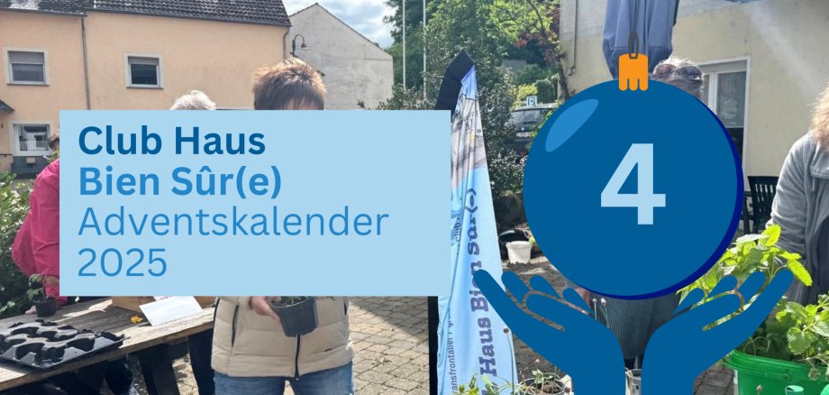 Titelbild zum 4. Türchen. Rechts ein Kugel mit einer 4 abgebildet. Links steht der Text "Club Haus Bien Sûr(e)" und "Adventskalender 2025". In Hintergrund kann man Personen, Pflanzen, Häuser und eine Fahne. 