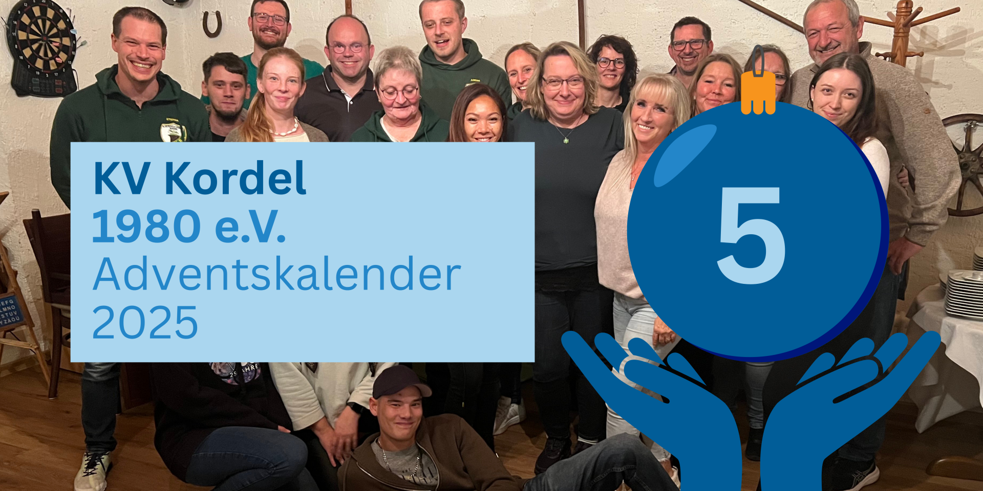 Titelbild des 5 Türchen des Adventskalenders 2025, Im Hintergrund sieht man Mitglieder des KV Kordel 1980 e.V.