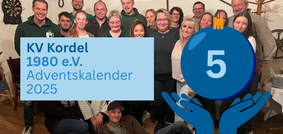 Titelbild des 5 Türchen des Adventskalenders 2025, Im Hintergrund sieht man Mitglieder des KV Kordel 1980 e.V.
