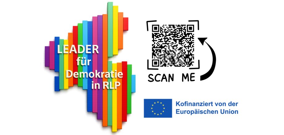 Abgebildet ist das Bundesland RLP in bunten Strefen mit dem Text "LEADER für Demokratie in RLP" ein QR-Code mit Scan me und Das Lofo der EU mit dem Text "Kofinanziert von der Europäischen Union". 