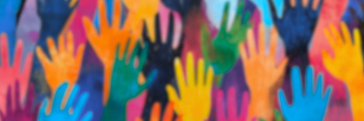 Das Foto zeigt Arme und Hände in bunten Farben. Diese werden nach oben gestreckt. 