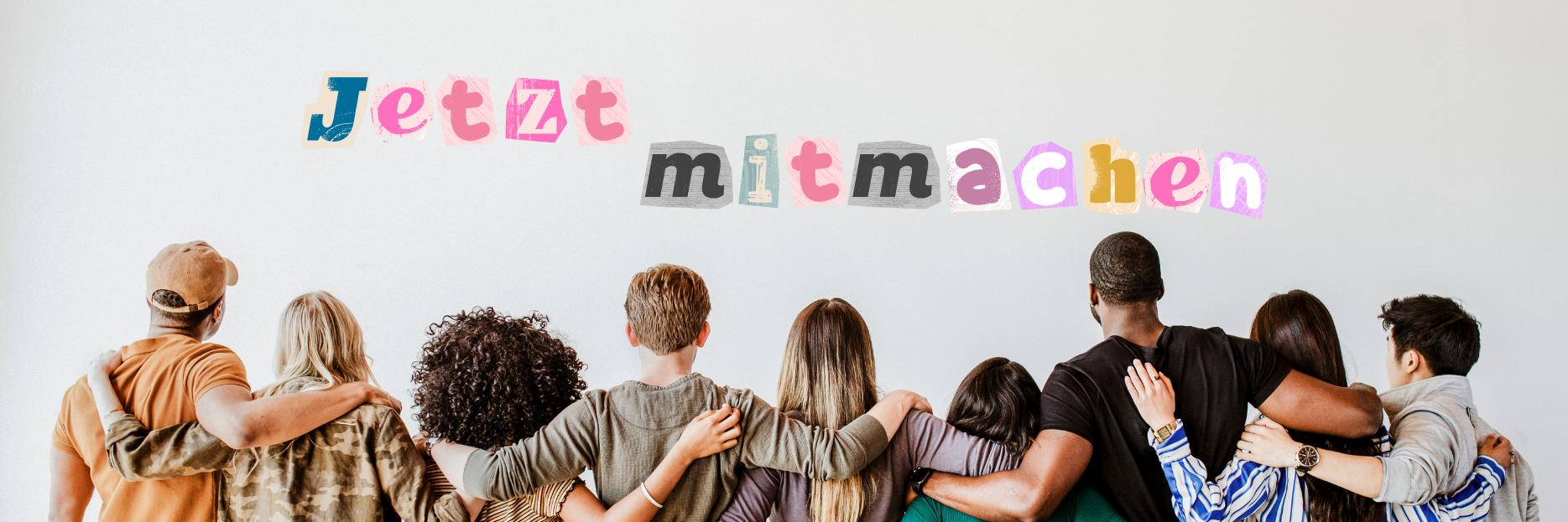 Banner Jetzt mitmachen Banner mit einer Gruppe von Personen die mit dem Rücken nach vorne gerichtet nebeneinander stehen. Darüber steht in bunten Buchstaben "Jetzt mitmachen".